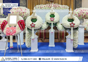ดอกไม้งานศพทรงมาลัยสีขาว ดอกไม้หน้าศพเรียบหรู จัดงานศพแบบเรียบง่าย ดอกไม้หน้าศพสีขาว