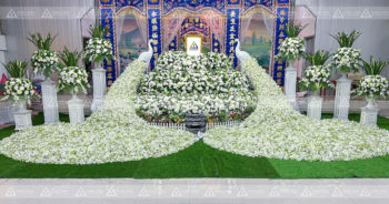 ดอกไม้งานศพสีขาวแบบจีน ดอกไม้หน้าศพแบบนกยูง ดอกไม้งานศพสวยๆแนะนำ รับจัดงานศพภาคกลาง ดอกไม้หน้าศพแบบจีน